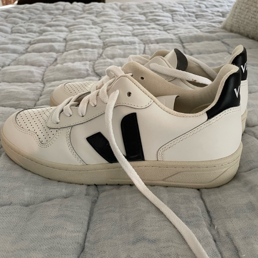 Veja V-10 women’s Sneakers, size 6